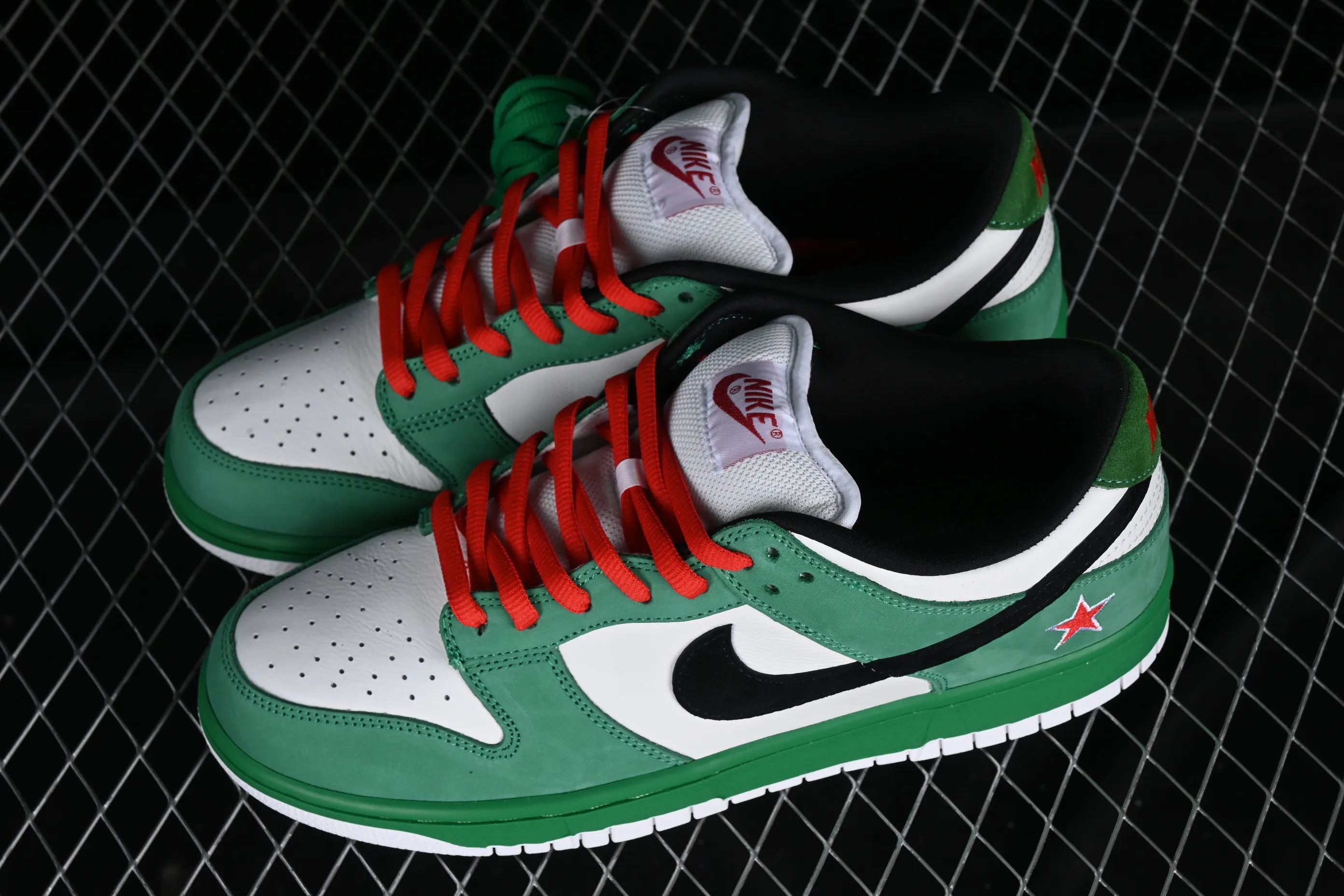 All categories Nk SB Dunk series Nk SB Dunk Low low-top sneakers Y version Nk Dunk SB Low Heineken Heineken ultra-limited edition low-top sports and leisure sneakers 304292-302